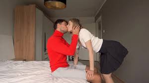 İlk randevuda ateşli bir kızı siktim! Yatakta güzel seks ve amına boşalma 4k