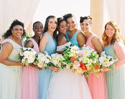 Une robe de demoiselle d'honneur bleu ou dans un rose pastel, c'est aussi un souvenir marquant que vous conserverez tout au long de votre vie ! 15 Idees De Tenues Printanieres Pour Les Demoiselles D Honneur Mariage Com