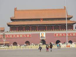Tiananmen square or tian'anmen square is a city square in the city center of beijing, china, located near the city's central business distri. ØµÙˆØ±Ø© Ù…Ø§Ùˆ ØªØ³ÙŠ ØªÙˆÙ†Øº Ø§Ù„Ø´Ø§Ù‡Ø¯ Ø§Ù„ÙˆØ­ÙŠØ¯ Ø¹Ù„Ù‰ Ù…Ø°Ø¨Ø­Ø© ØªÙŠØ§Ù†Ø§Ù†Ù…Ù†