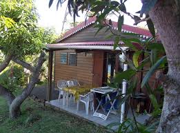 De nos jours, les habitants des cirques et des écarts des hauts de la réunion proposent un hébergement de qualité supérieure avec des petits dortoirs de quatre personnes ou des chambres doubles disposant même parfois d'une salle d'eau privative. Bungalows Austral Passion Location Vacances A La Reunion Piscine