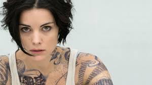 Without going completely short, the actress kind of had a long bob look with wavy hair texture. Wallpaper Face Women Model Simple Background Long Hair Short Hair Brunette Open Mouth Looking At Viewer Singer Actress Tattoo Black Hair Brown Eyes Tank Top Supermodel Jaimie Alexander Blindspot Beauty Eye