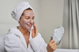 Wir zeigen dir drei einfache rezepte für deine avocado maske zum selber machen. Gesichtsmaske Fur Trockene Haut Selber Machen 4 Rezepte Rundumgesund De