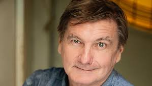 Ce professeur m'a fait aimer le Français" : Eric Neuhoff, devenu critique  littéraire et de cinéma, va revivre ses années lycée avec l'émotion des  retrouvailles