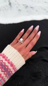 Love a good vacation moment. Black sand beaches and beautiful shiny rings  💍✨ #anyedesigns #goldjewelry #blacksandbeach #engagementring #diamondring  #jewelrybusiness #weddingband