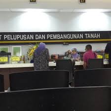 Menurut jurufoto tersebut, pejabat agama daerah klang mengarahkan pasangan yang sudah daftar nikah pada bulan oktober melangsungkan pernikahan sebelum pkpb bermula hari ini. Photos At Kompleks Pejabat Tanah Daerah Klang Building In Klang