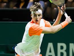 De griekse tennisser stefanos tsitsipas (22) heeft op roland garros vlot de halve finales bereikt. Publiekslieveling Tsitsipas Voor Vijfde Jaar Op Rij Present In Rotterdam Nos