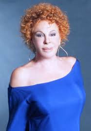Proprio per questo, ornella ha voluto sempre preservare il figlio dalle insidie del mondo televisivo e del gossip, per farle vivere la sua proprio grazie alle rivelazioni dell'artista, sappiamo che cristiano probabilmente è sposato e ha dei figli, infatti, la vanoni si. Biografia Di Ornella Vanoni