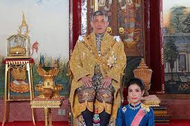 In einer feierlichen zeremonie setzte sich könig maha vajiralongkorn am samstag im großen palast von. Rama X Fur Den Adrenalinkick Fliegt Der Thai Konig Durch Deutschland Gala De
