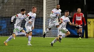 Its colours are black and white. 46pijhx7g18fam