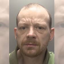 Hull knifeman terrifies women out buying lunch