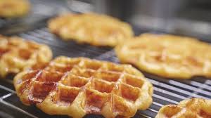 Served with a modest dusting of powdered sugar, the waffles were golden and crispy on the surface, with a chewy yet tender crumb within. Deli O Waffles A Crisnee Vous Livre A Domicile Ses Gaufres Chaudes