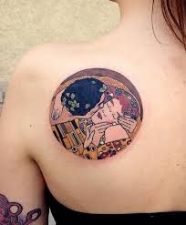 The Kiss By Gustav Klimt Tattoo By Watercolor Arte Klimt Tattoo Delicate Tattoo Tattoos In addition, the painting contains a myriad of motifs. pinterest