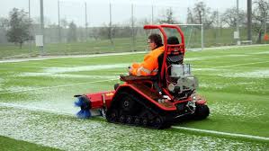 Denn hier beträgt die rasenhöhe nur 25 bis 28 millimetern. Elektro Geratetrager Befreit Fussballfelder Vom Schnee Effizient Und Emissions