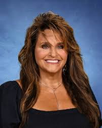 Mary Dray's Instagram, Twitter & Facebook