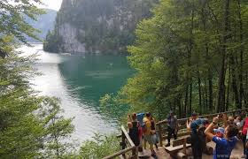 Sie können aber bei schönem wetter ein ruderboot der schifffahrt königssee ausleihen. Der Wahnsinn Massentourismus Am Konigssee Sorgt Fur Probleme Konigssee