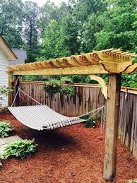 Backyard With Red Mulches And Hammock In The Pergola 700932 Jpg 700932 In 2020 Diy Hinterhof Hinterhof Pergola