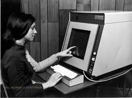 An original ibm simon personal communicator is placed next to an apple iphone 4s at the science a tip of the hat to simon, long referenced as the first smartphone. Von Plato Iv Bis Ibm Simon Die Geschichte Der Ersten Touchscreens Hat Ihren Ursprung Im Flugverkehr Samagame