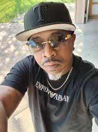 anyone wanna go out for drinks with two gals 33 & 35