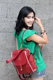 Keindahan dari foto wanita cantik berikut bakal bikin harimu bersemangat, deh! Tas Cangklong Cewek Tokodompettas
