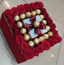 Flowers like roses, tulips, and lilies are delectably paired with delicious treats. Pin By Irene Castelan On Arreglos De Rosas Romantic Valentines Gift Valentine Gifts Flower Box Gift