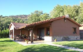 Casa rural el rincón de gredos amplia villa capacidad 16 personas, en parcela independiente con jardín, barbacoa, cenador cubierto, mobiliario de exterior, amplio salón con chimenea y 6 baños. Casa Rural Valle De Gredos Candeleda Avila Valle Del Tietar