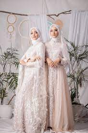 Kami membuka layanan penyewaan baju dan gaun pengantin dengan harga sangat terjangkau untuk anda. Kebaya Maupun Gaun Pernikahan Berikut Rekomendasi Tempat Sewa Baju Pengantin Terpercaya Bridestory Blog