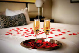 Estos pétalos han sido sometidos a un tratamiento con color, de modo que los oscuros pueden desteñir. Decorar El Dormitorio Para San Valentin Petalos Corazones Velas