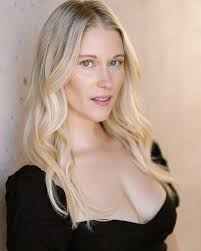 📸New Headshots by the amazing @karolinaturekphotography 📸