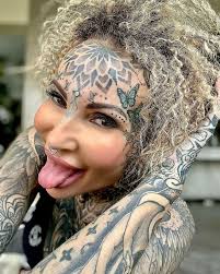 Wytatuowana Ada z "Królowych życia" o życiu z 30 LAT MŁODSZYM kochankiem.  Zaskoczyła wyznaniem