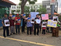 Dalam video tersebut, wanita dipercayai pengasas produk kecantikan yang dikenali sebagai ceknon itu dilihat memaki dua pengawal keselamatan yang bertugas di pintu masuk gedung terbabit. Kerja Sendiri Mangsa Syarikat Kopi Penipu