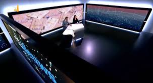 De presentatoren staan in de studio voor groene schermen, net als ze gebruiken voor het maken van hollywoodfilms. Rtl Nieuws Broadcast Set Design Gallery