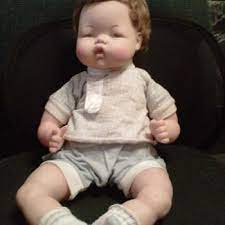 She displays well with the dyed doll and newborn thumbelina. Thumbelina Doll Collectors Weekly