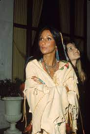Cher S Best Outfits And Fashion Moments Over The Years Cher Photos And Style Evolution