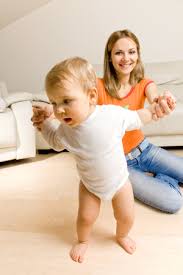 Die fragestellung, wann und wie kinder laufen lernen, ist eigentlich nicht so entscheidend, das machen sie schon sozusagen programmgesteuert wie von selbst. Laufen Lernen Wann Lernen Kinder Laufen Mami Papi