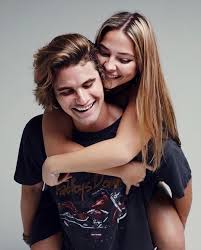 Madelyncilne On Instagram Jovisualstudios Really Be Coming Through And Saving Our Days Outerbanks In 2020 The Pogues Cute Couples Outer Banks