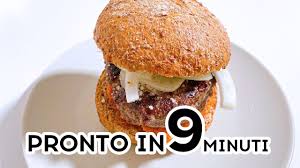 Lean minced burger made from fresh lamb mince, with herbs lamburger (hamburger di carne di agnello). Hamburger Di Agnello Con Crema Di Peperoni E Pecorino In 9 Minuti Laricettadifretta Youtube