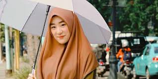 Apa yang disampaikan ustaz arifin ilham itu ternyata membuat sang istri pertama, yuni syahla, bersedih hati. Bahagianya Istri Alvin Cium Jenazah Ustaz Arifin Ilham Dream Co Id