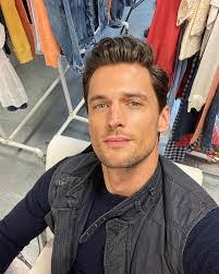 Garrett Neff's Instagram, Twitter & Facebook