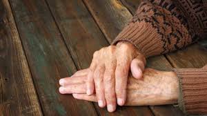 Melansir dari brit.co, selasa (8/6/2021) dokter spesialisasi pengobatan darurat dan fungsional wanita yang berbasis di california, elke cooke mengungkapkan bila dehidrasi itu berbahaya. Studi Miliki Suhu Demam Beda Delirium Jadi Gejala Utama Covid 19 Lansia