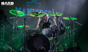 Ses morceaux contiennent généralement des paroles humoristiques avec un côté volontairement absurde. Manard Ultra Vomit Ma Set List Ideale De Megadeth