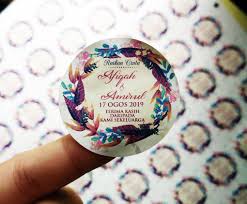 Karena stiker selain mudah didapat bahan bakunya, stiker merupakan media cetak yang paling mudah ditempel tanpa harus mengunakan bahan perekat tambahan. 47 Idea Doorgift Kahwin Menarik Inspirasi Doorgift Cantik Simple Rare
