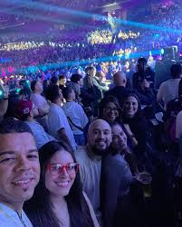 19 de abril de 2024 una noche inolvidable en la que celebramos el  cumpleaños del nene de Titi @rayoyoe disfrutando en el #backtoreggeatontour  de @donomar Poder ser testigo del cariño y euforia