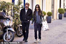 Un post condiviso da sabrina ferilli fan page. Sabrina Ferilli E Flavio Cattaneo Passeggiata A Roma E Tante Chiacchiere Foto Gossip It