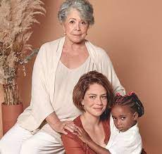 Leal is the granddaughter of the cultural producer américo leal and daughter of actress ângela leal. Leandra Leal Fala Sobre Maternidade Sempre Soube Que Seria Mae Adotiva Antes De Ser Biologica Estrelando