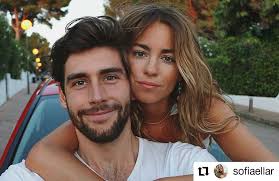 The song was released as a separate single after el mismo sol and agosto. Repost Sofiaellar Pero Que Me Quedes Tu Alvarosoler Alvarosolermusic Sofiaellar Truelove Amorverdadero Alvaro Soler Sofia Ellar Cantantes
