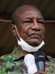 Guinée: un ancien ministre et le médecin d'Alpha Condé placés sous contrôle  judiciaire