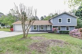 This split level exterior makeover created a refreshed, modern look for this 1970s home by carefully detailing spot alterations the façade, greatly improving its curb appeal. Update Exterior Of 80s Split Level To Look More Modern