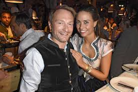 Auf instagram nahm christian lindner seine fans mit einem privaten schnappschuss bei einem sonntagsausflug in einem oldtimer mit. Oktoberfest Munchen Christian Lindner Fdp Und Franca Lehfeldt Auf Dem Oktoberfest Express De