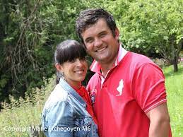 A group of agricultural employees — cow and sheep breeders, winegrowers, grain producers, and more — all have one common desire: L Amour Est Dans Le Pre Plus De 30 Bebes En Neuf Saisons Parents Fr