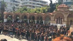 Πολλά νέα παιδιά, φορώντας μαύρα . B Wrqu4dyyzykm